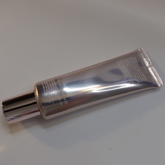 LA MER The Radiant SkinTint Broad Spectrum SPF 30 in Very Light - Picture 3 of 4